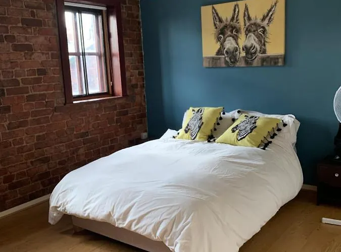2 Bed Duplex Penthouse Apartment By Mathew Street Sleeps 6