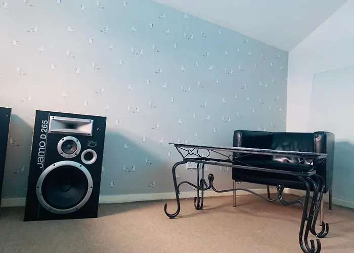 2 Bed Duplex Penthouse Apartment By Mathew Street Sleeps 6